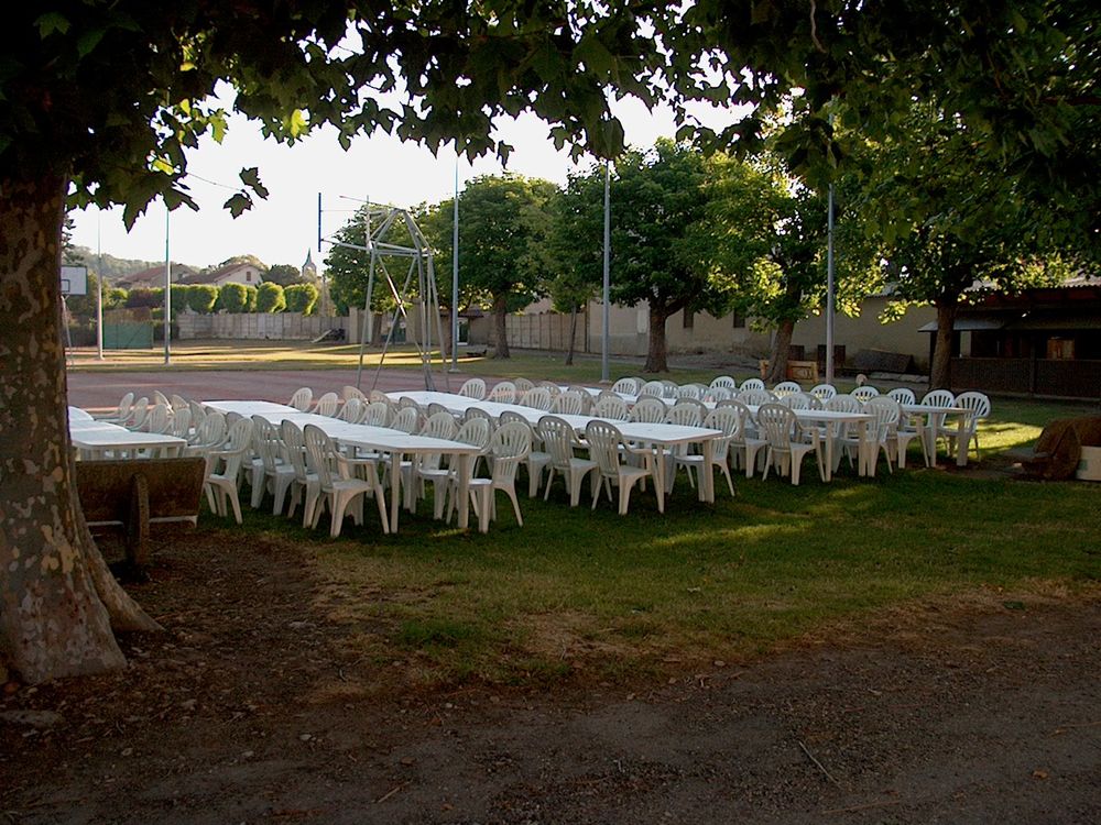 Tables Garden PVC blanches. Jardin