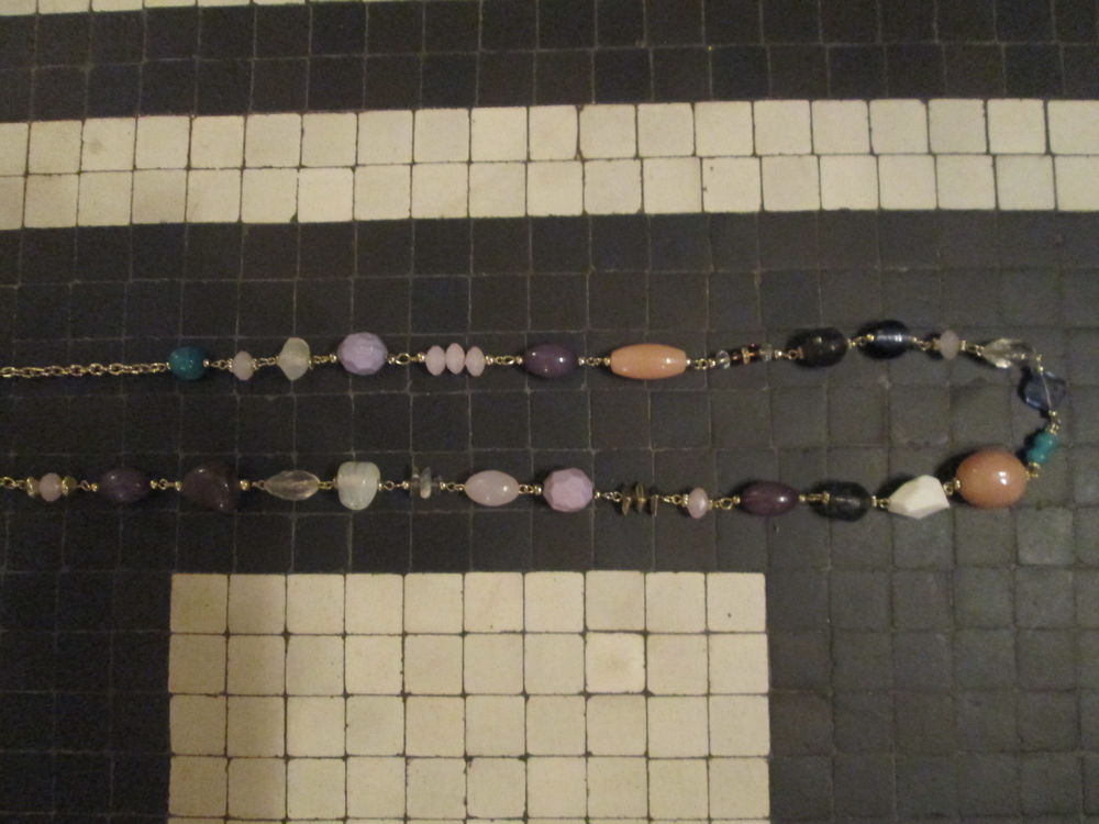 Collier long avec pierres et perles tons bleu violet rose Bijoux et montres