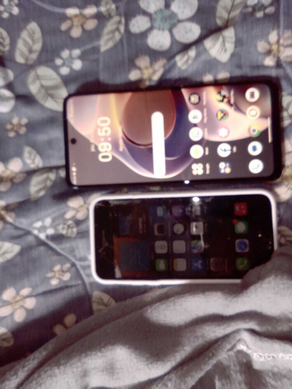 iPhone 7 noir+ Motorola e15 bleu Téléphones et tablettes