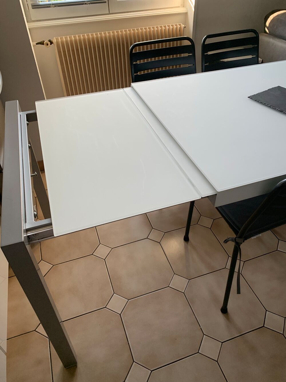 tr&egrave;s belle table en verre mat quatre pieds. Meubles
