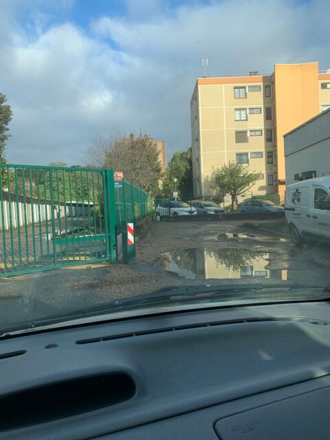  Parking / Garage  louer 10 m
