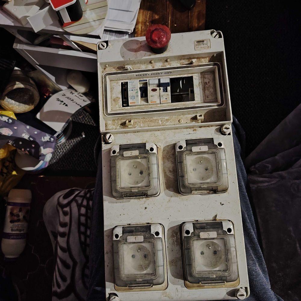 TABLE ELECTRIQUE EXTERIEUR &agrave; € PRISE DE COURANT Bricolage