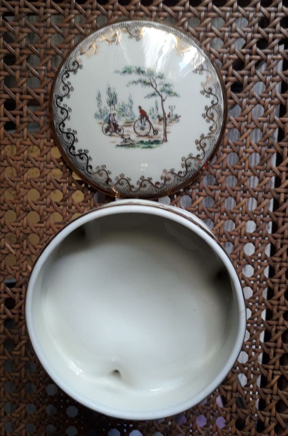 Bonbonni&egrave;re tripode en porcelaine de Limoges ( J-S ) 