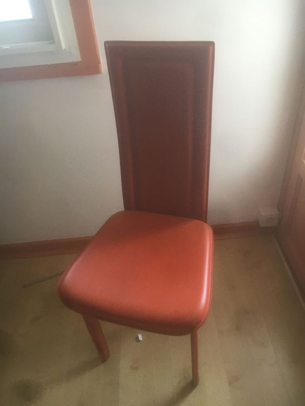 6 chaises en cuir orange 
50 pi&egrave;ce soit 300 Meubles