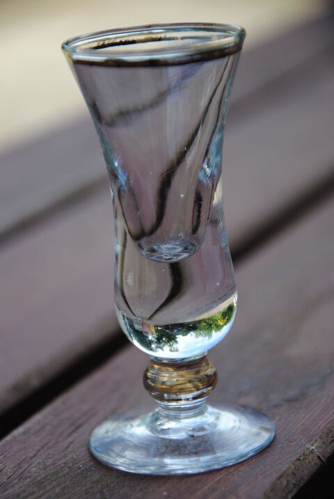 Petit verre � liqueur sur pied 6 Cl�gu�rec (56)