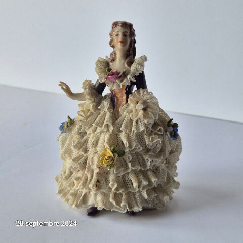 figurines feminine en dentelle porcelaine fille chanteuse et 20 Saumur (49)