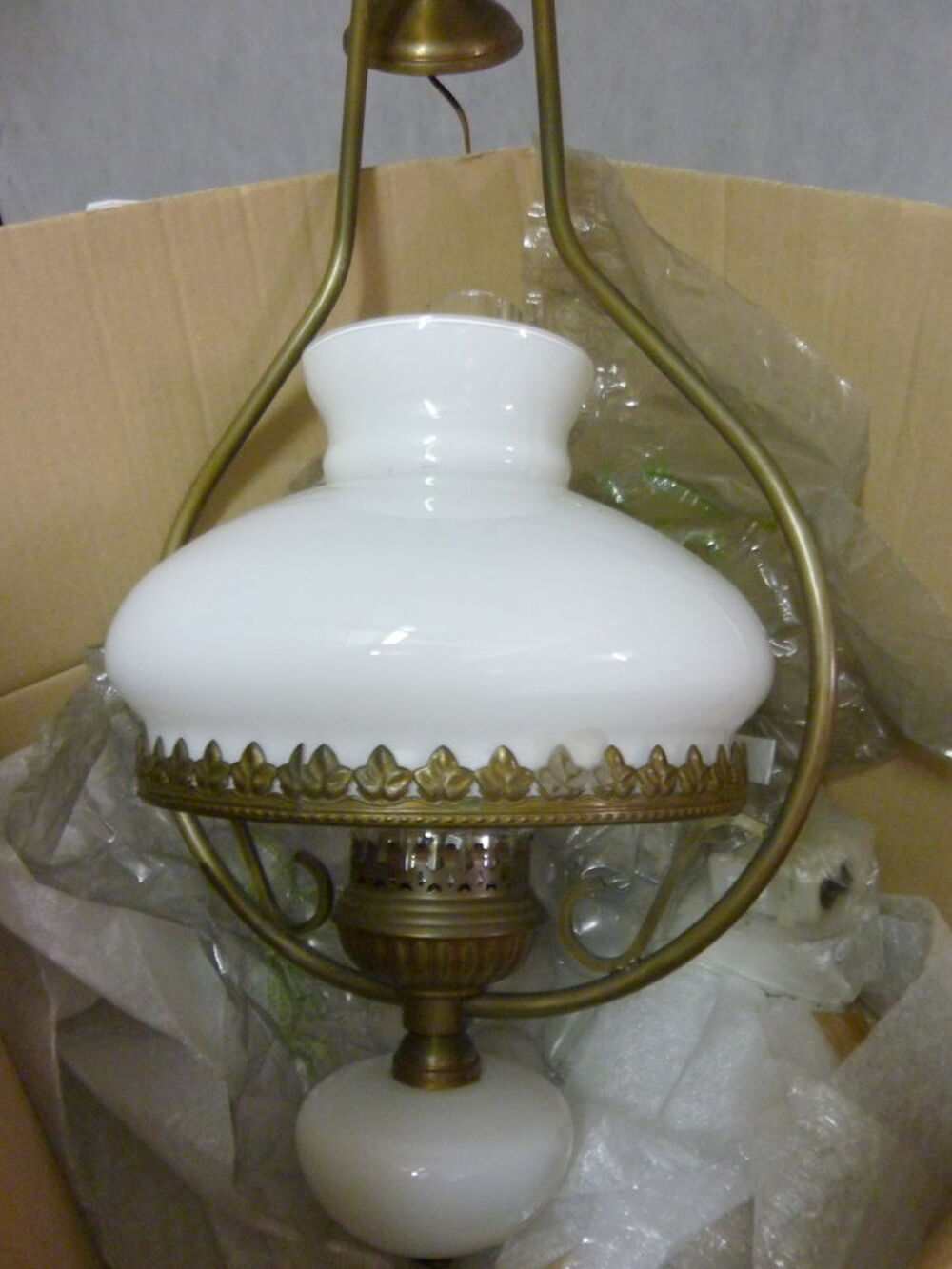 Lustre suspension p&eacute;trole opaline blanche Electroménager