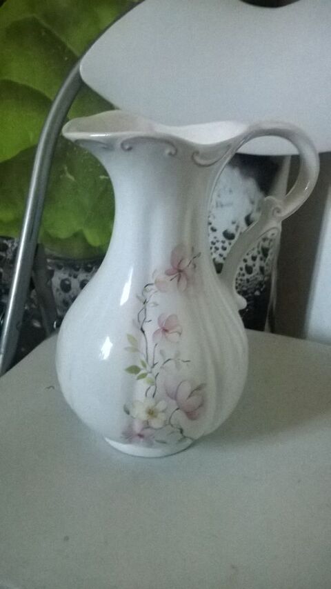 Broc pichet
Avec dessin de Roses
En faience Talange (57)