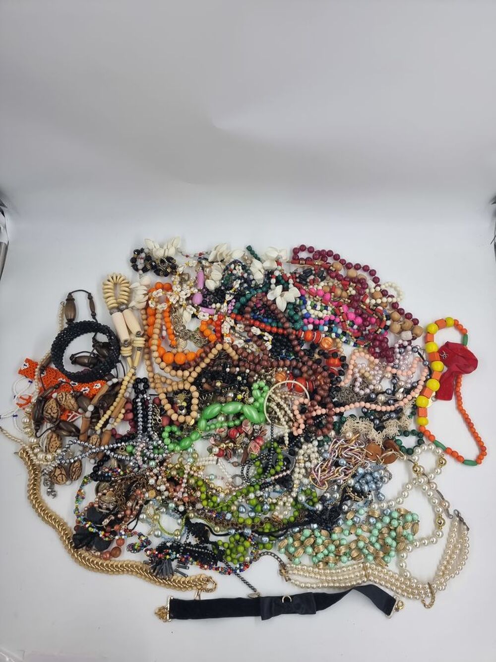 Lot de plus de 3 kilos de colliers de perles Bijoux et montres