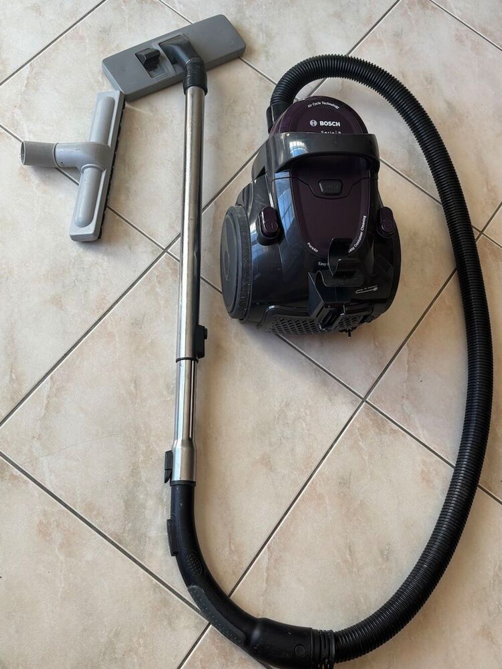 ASPIRATEUR TRAINEAU BOSCH SANS SAC
Electroménager