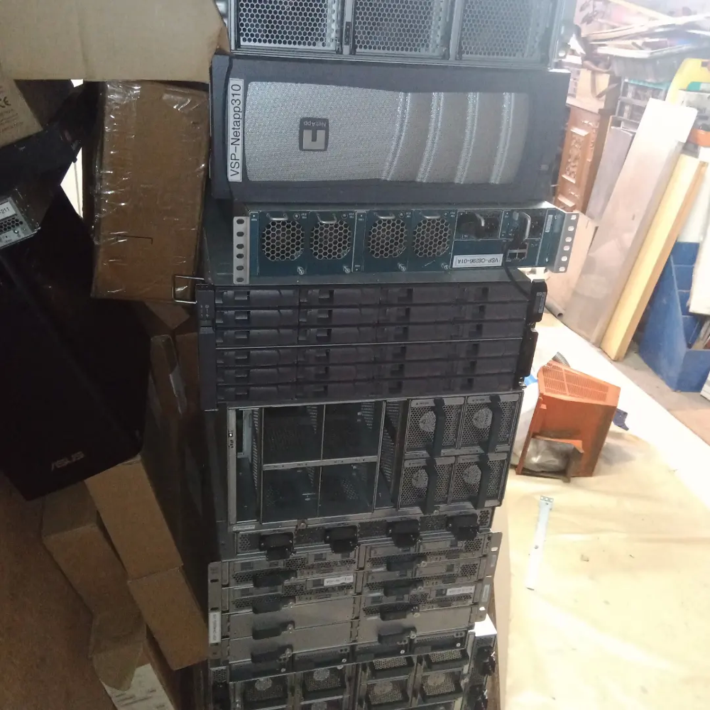 Serveur Cisco avec tout le mat&eacute;riel c&acirc;bles et disques durs Matériel informatique