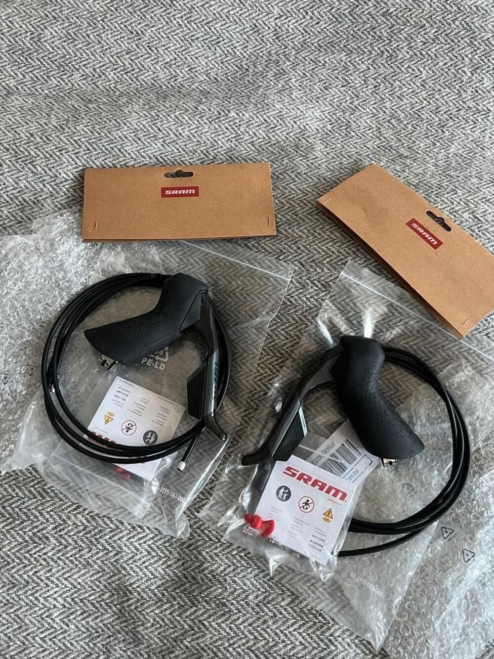 Manettes SRAM Rival AXS E1 Vélos