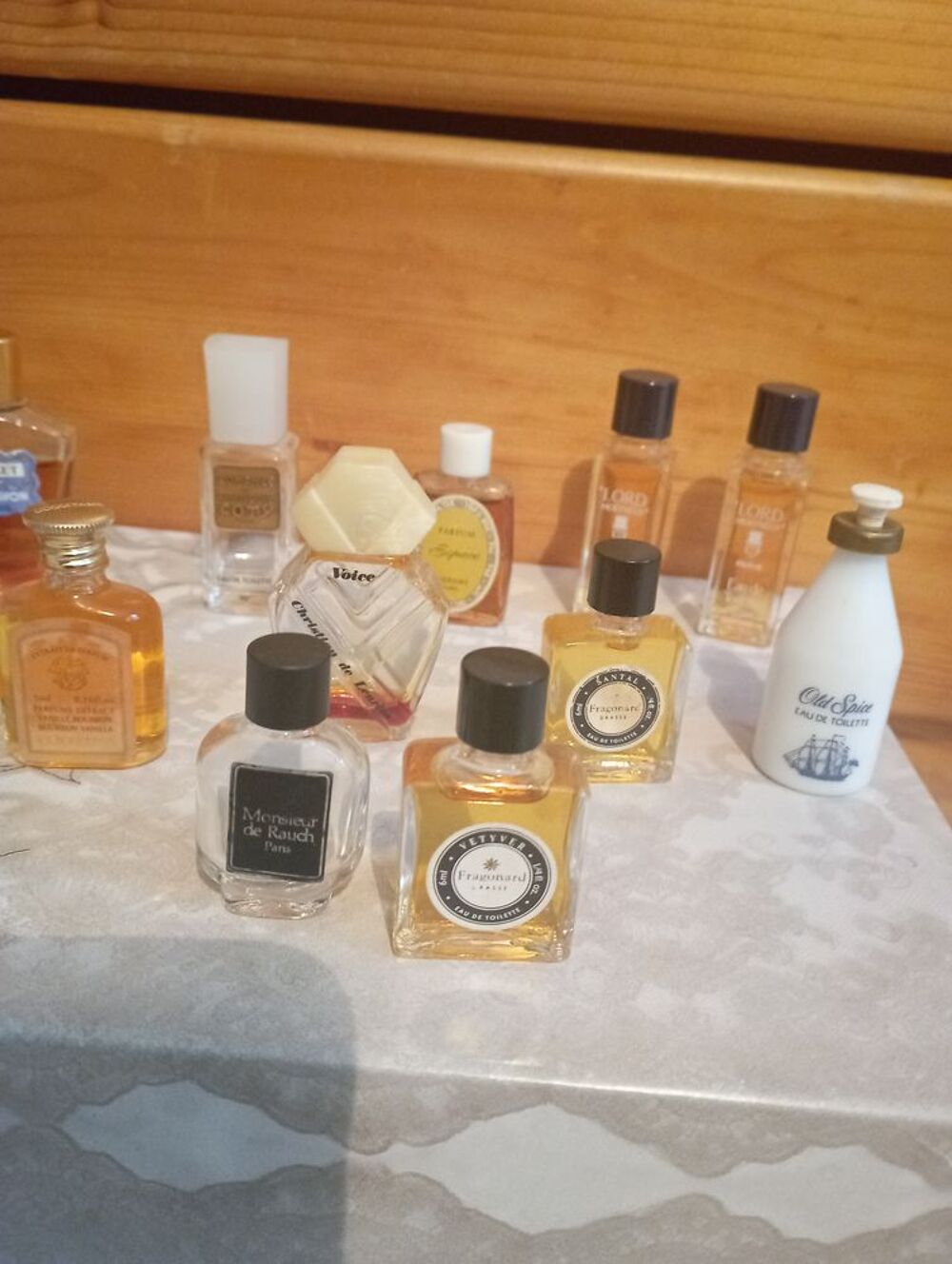 Lot de 32 miniatures de parfum rares 