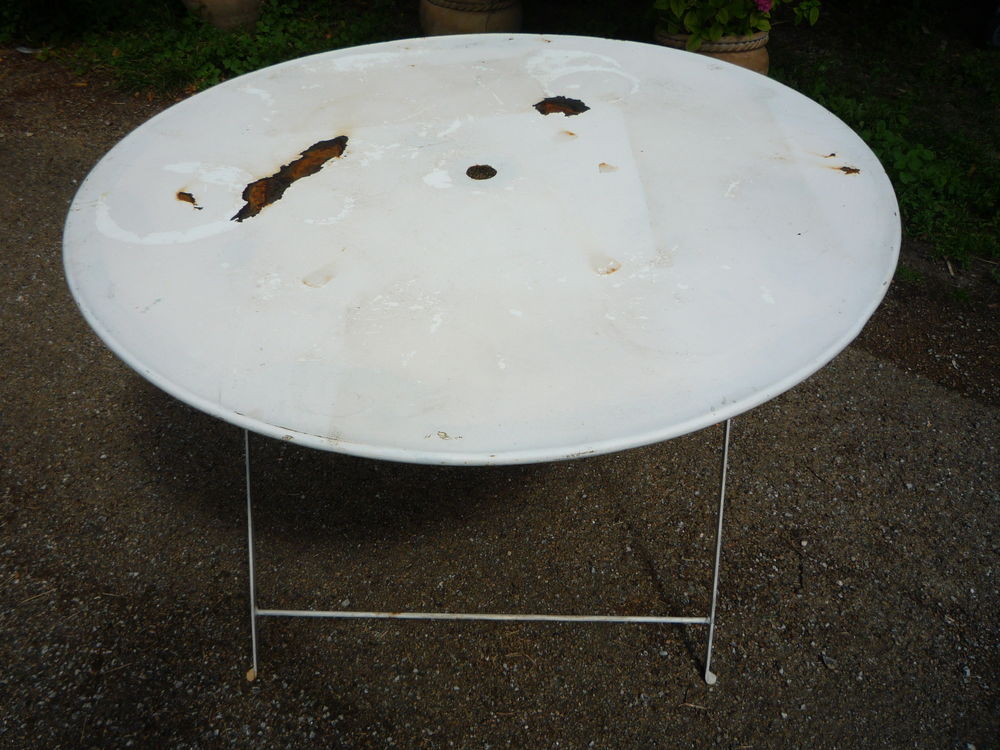 Table de jardin pliante en fer
diam&egrave;tre 97cm
h 72,5cm Meubles