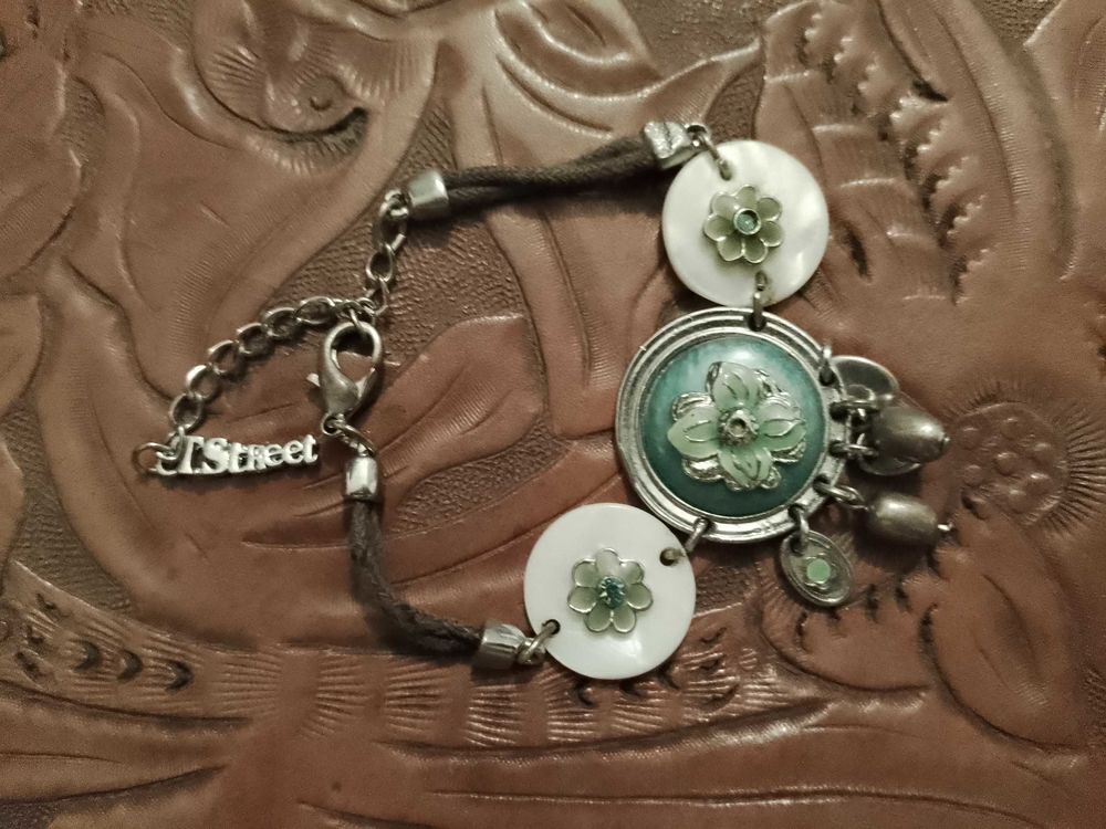 bracelet blanc/vert T Street. Bijoux et montres