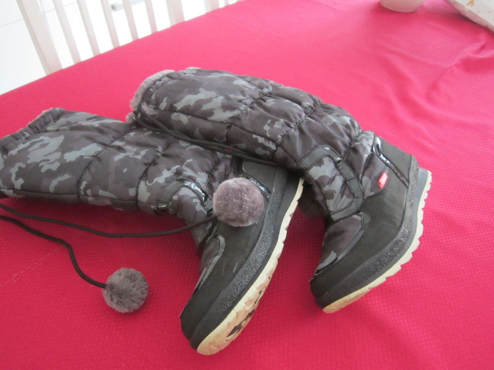 Une paire de bottes avec pompon Vêtements