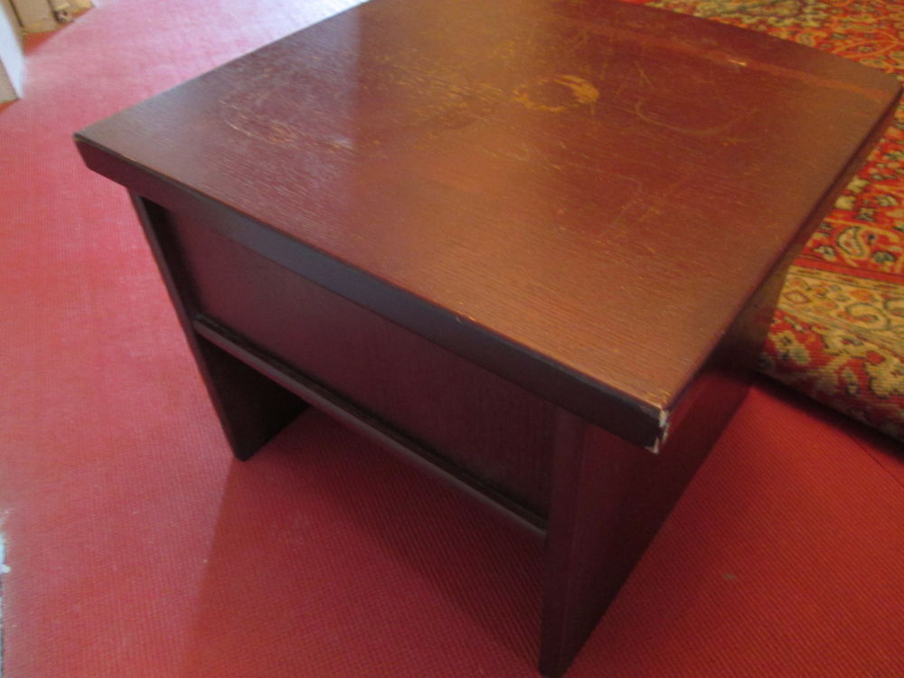 Petit meuble bas en bois marron fonc&eacute; Meubles