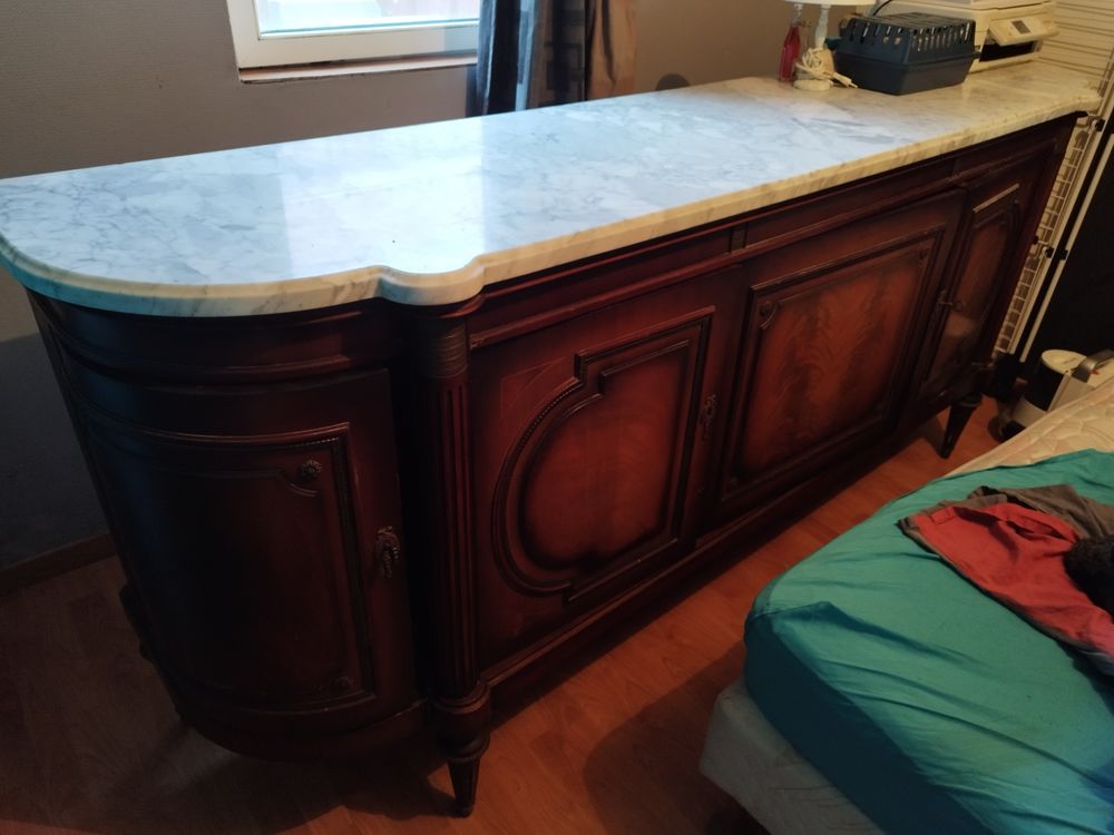 Buffet en bois et marbre
Meubles