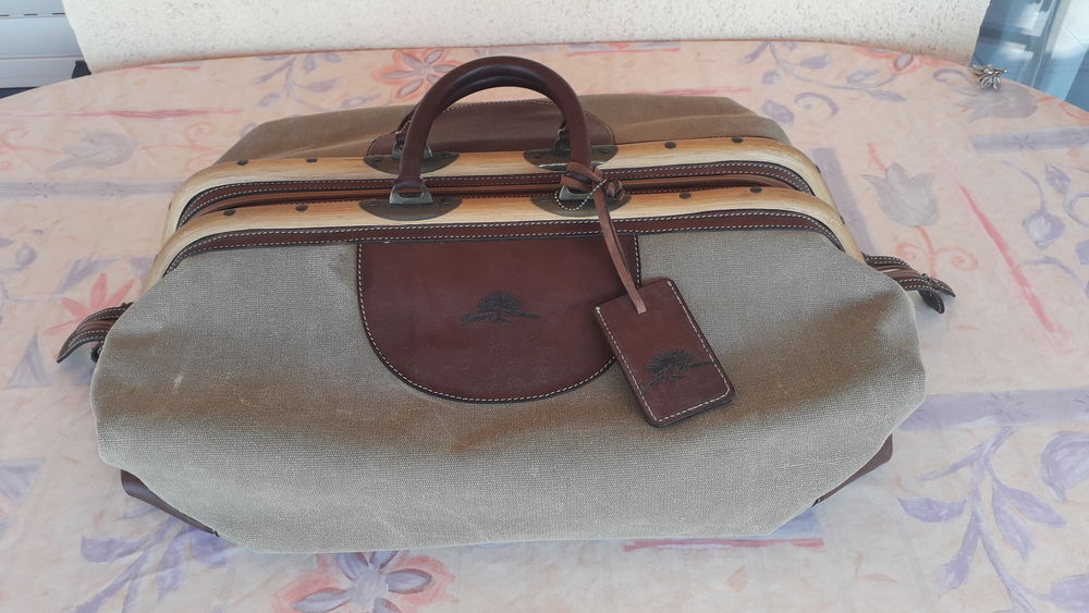 "Tr&egrave;s beau sac de voyage
Tommy Bahama"
Maroquinerie