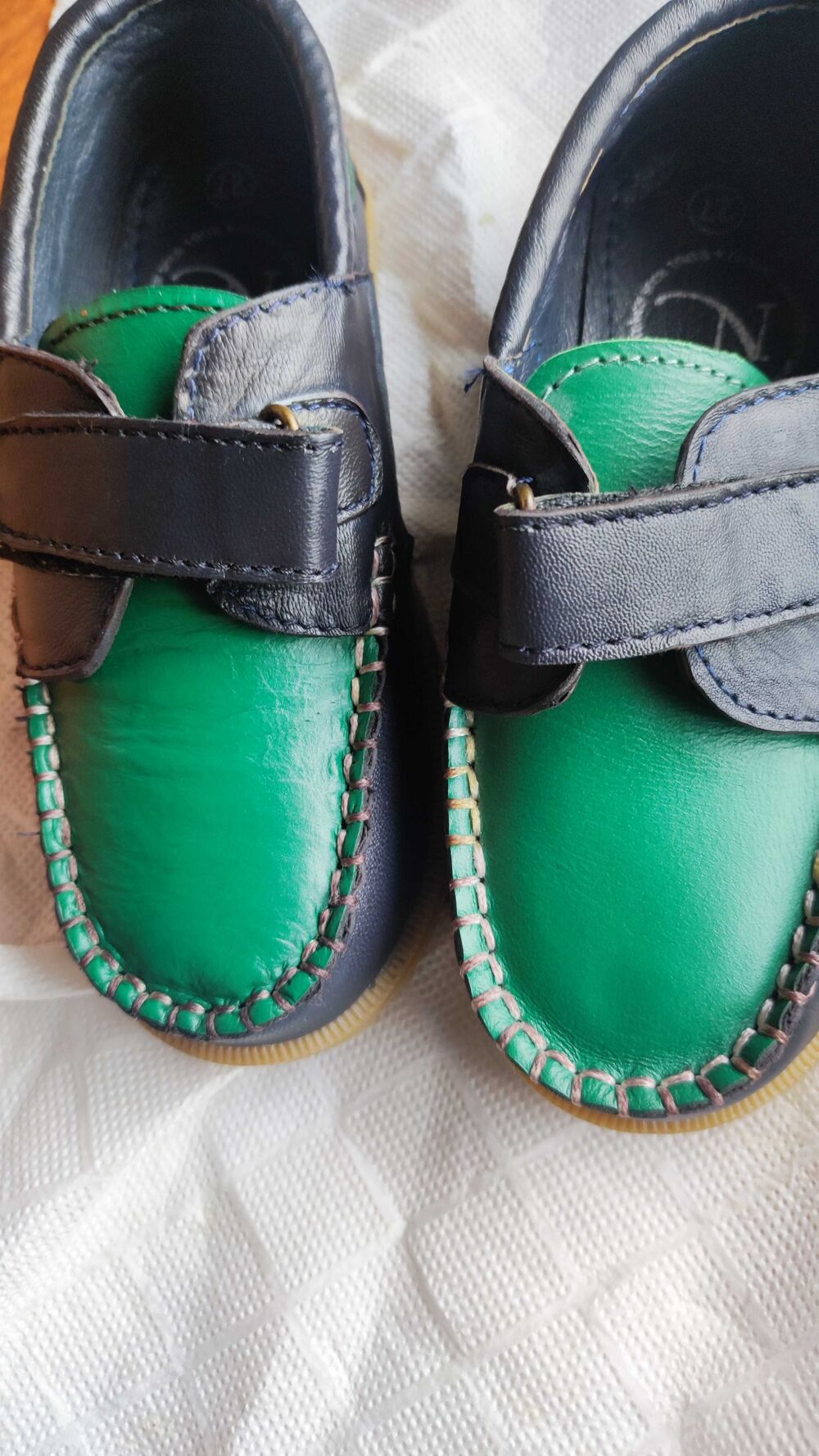 Chaussures cuir v&eacute;ritable enfant. pointure 27. bicolore. Chaussures