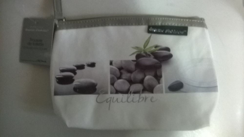 Trousse de toilette 
Neuve
Marque douceur d int&eacute;rieur
21. Maroquinerie