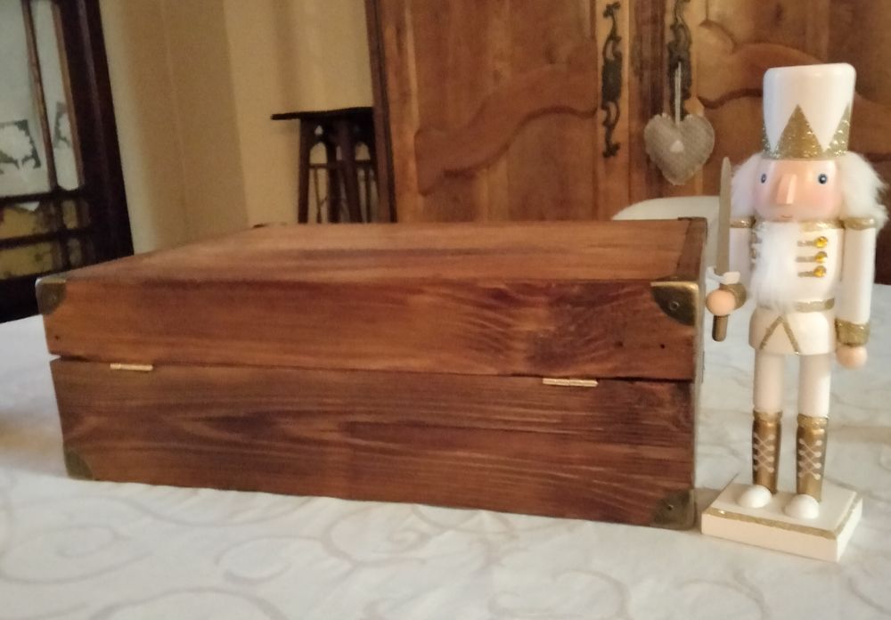 Valisette en bois. Décoration