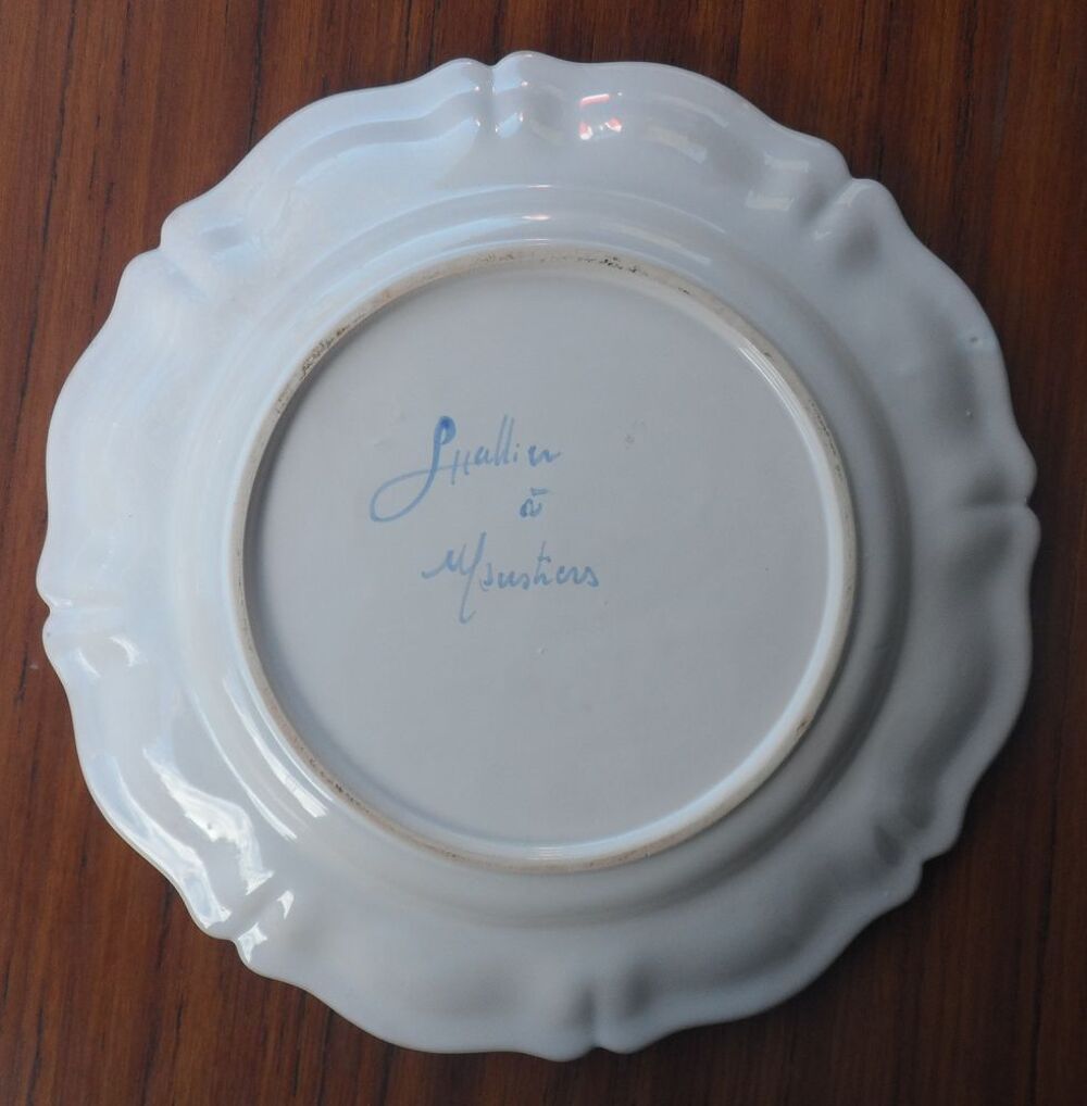 Assiette en fa&iuml;ence de Moustiers d&eacute;cors fleurs peinte main Décoration