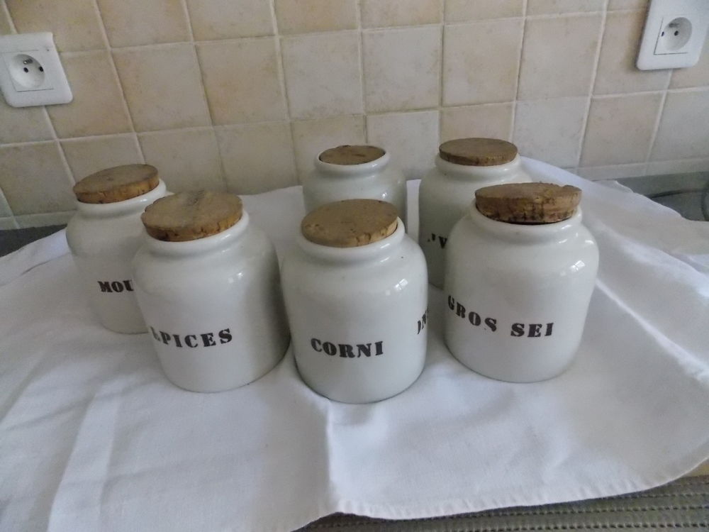 lot de 6 pots en gr&eacute;s avec ses bouchons Décoration