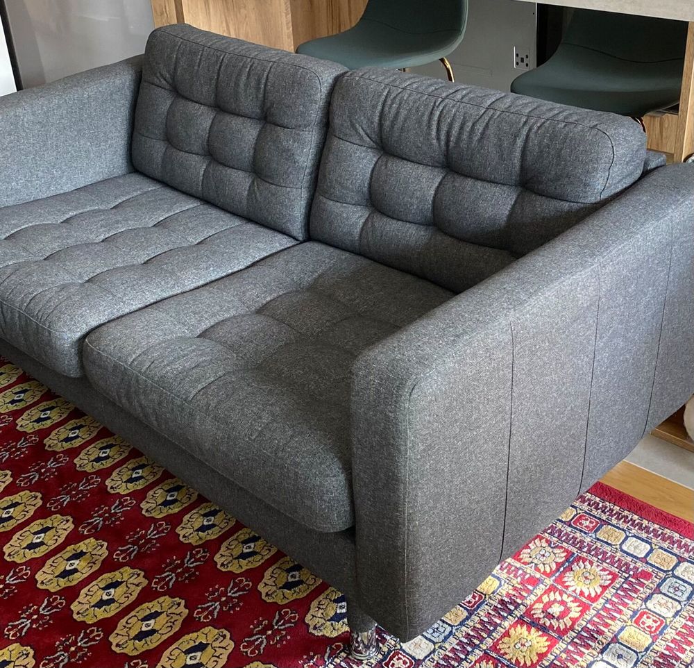 Canap&eacute; avec m&eacute;ridienne et fauteuil gris moderne capitonn&eacute;s Meubles
