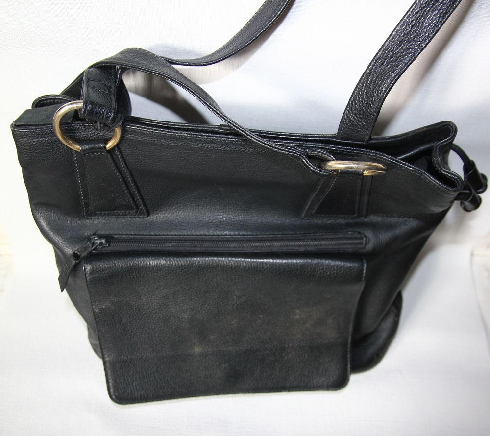Tr&egrave;s beau sac en cuir vintage marque Angela.
Maroquinerie