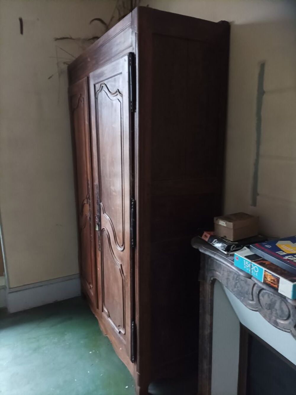 une grande armoire ancienne en bonne &eacute;tat. Meubles