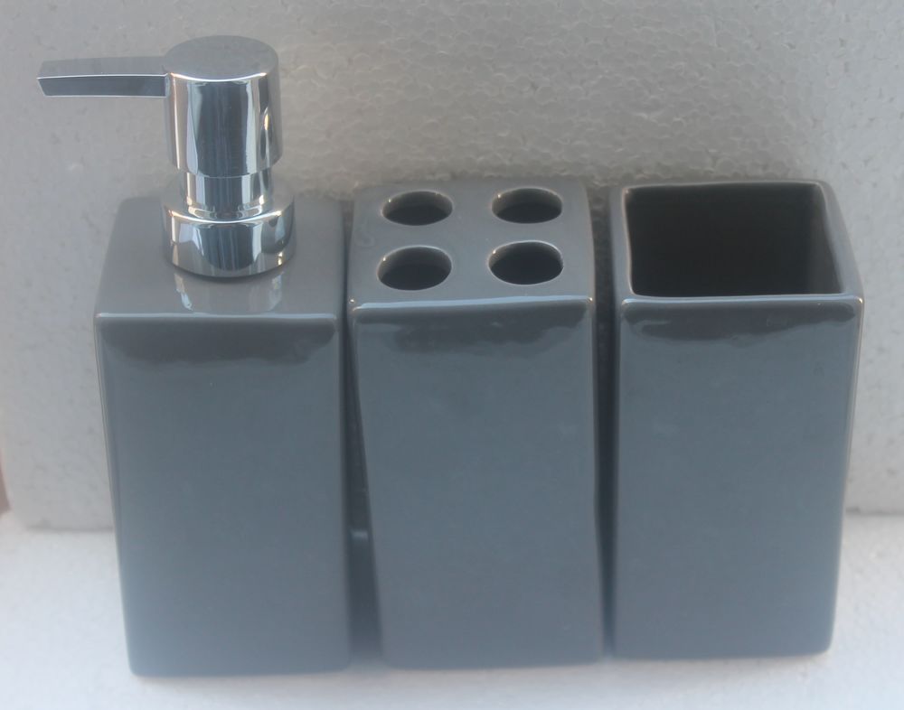 Bain Set de 3 accessoires porcelaine neufs
Décoration