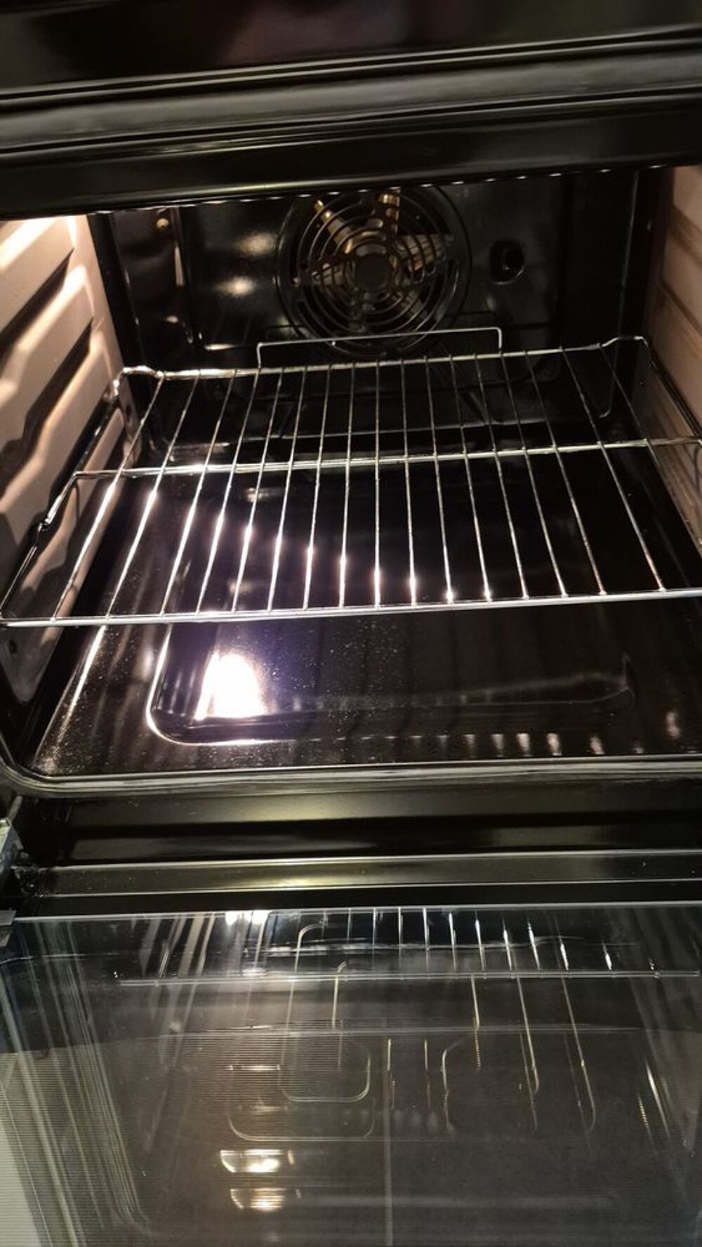 cuisini&egrave;re INDESIT avec 3 plaques &agrave; induction Electrom�nager