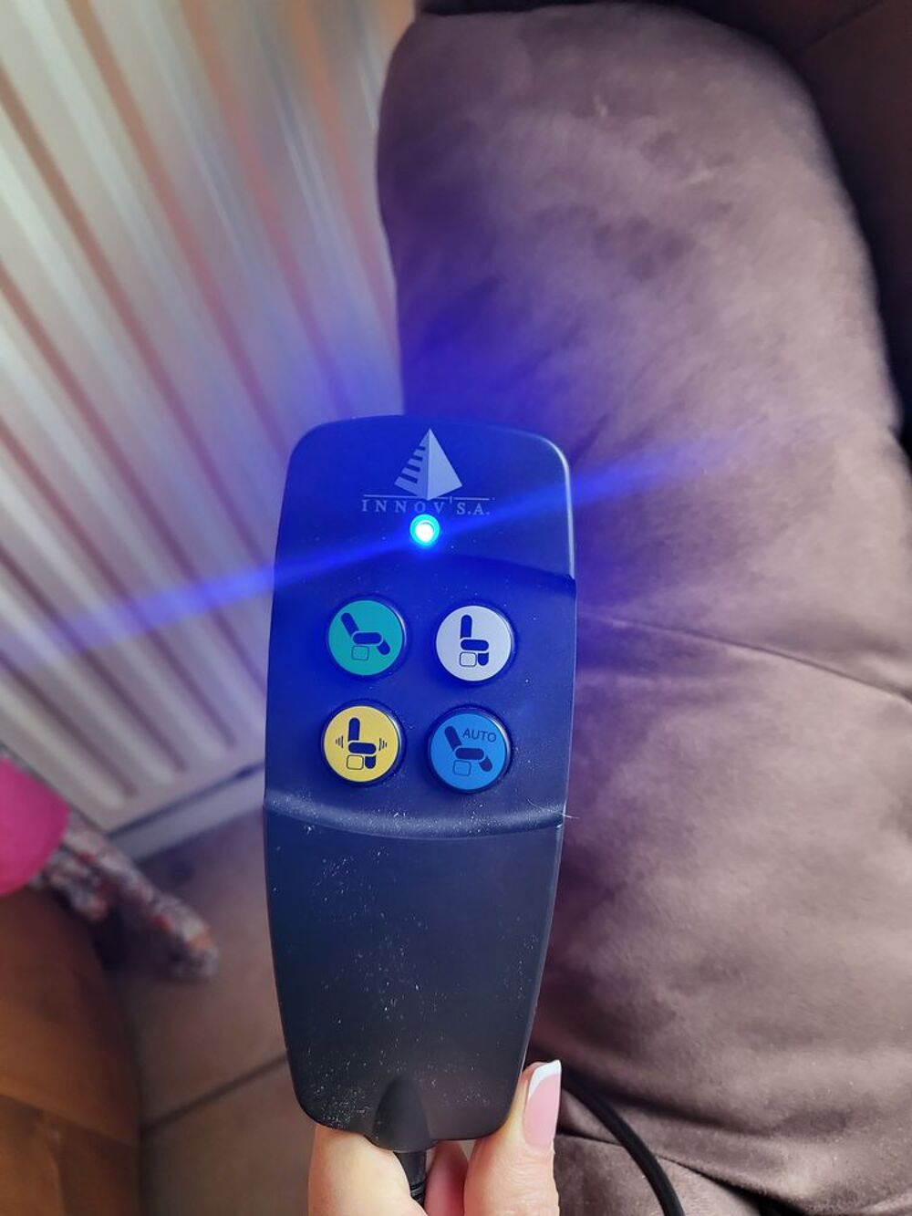 Fauteuil &agrave; pousser &eacute;lectrique d&eacute;tente ultra mmaniable Innov Meubles