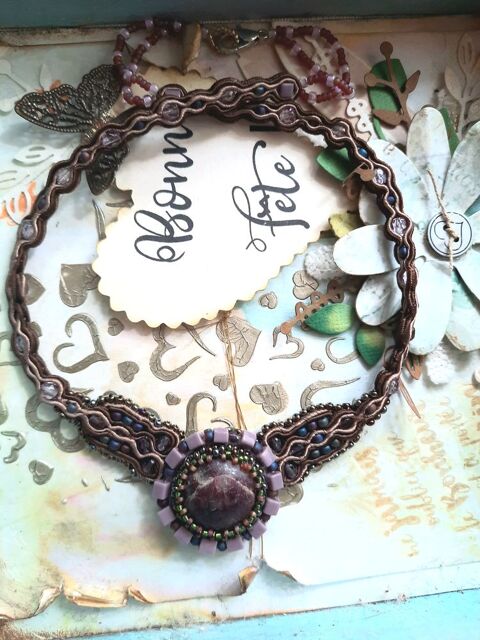 Uc collier de cr�ateur, une pierre rhodonite. 30 Saint-Denis (97)