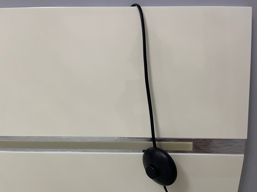 Lit blanc en bois laqu&eacute; (tout compris cadre, sommier, matelas, table basse si souhaitais) Meubles