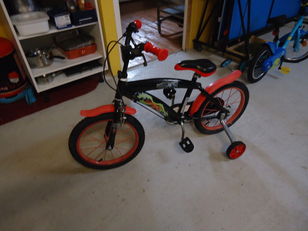 v&eacute;lo enfant 16 pouces bon &eacute;tat avec roulettes patin de frein Vélos