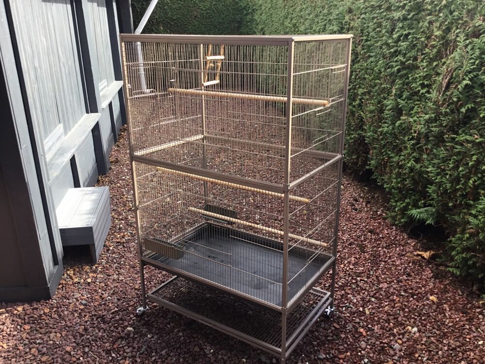Grande cage m&eacute;tallique sur roulettes Jardin