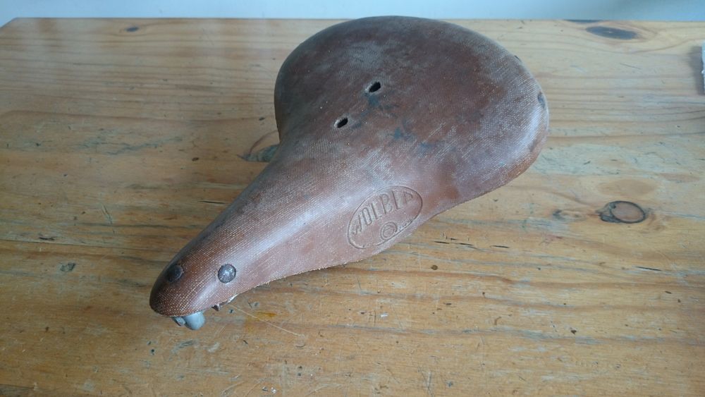 Selle ancienne en cuir Vélos