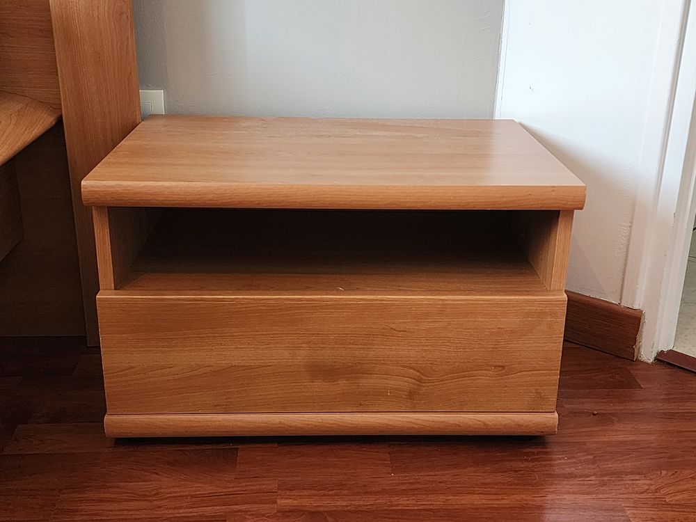Lit adulte 140 par 190 ,chevets et sommier Meubles