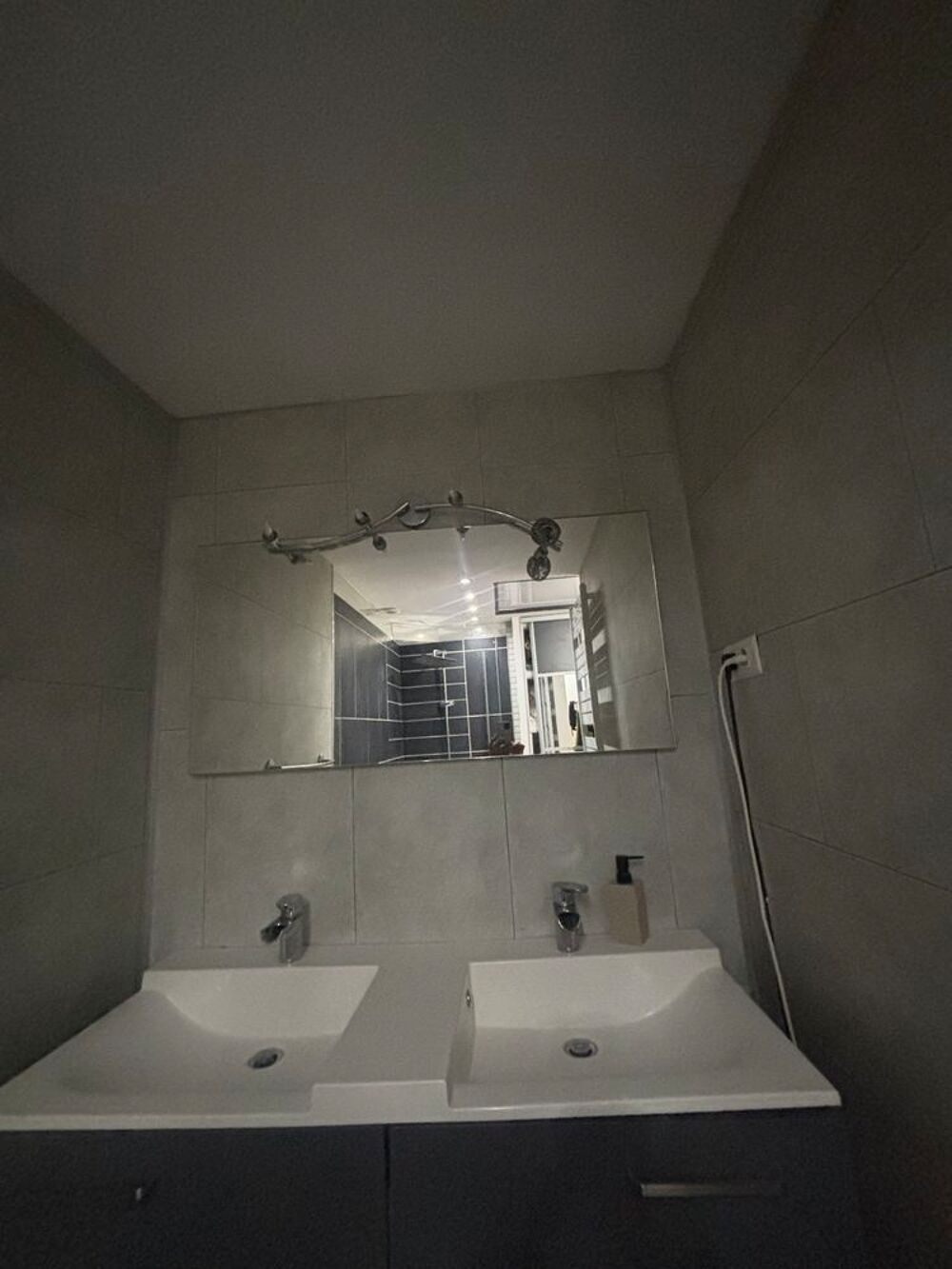 Ensemble lavabo double + miroir avec robinetterie 
Meubles