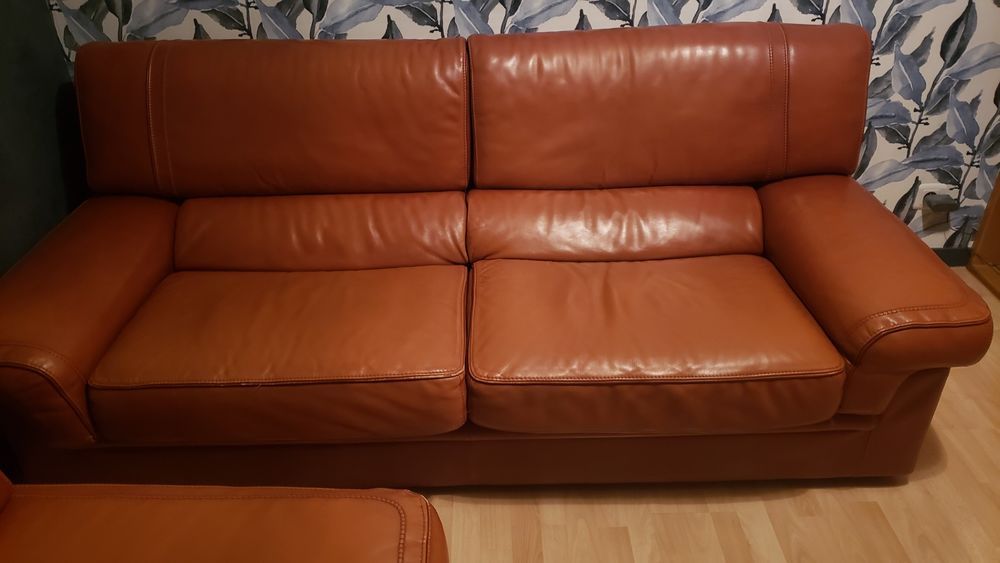 Canap&eacute; et 2 fauteuils en cuir. Meubles