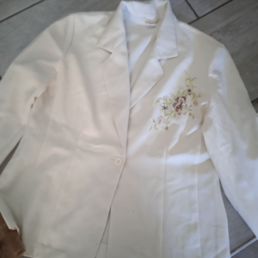 Veste cr&egrave;me broderie sur l'avant T 50 100 % polyester Vêtements
