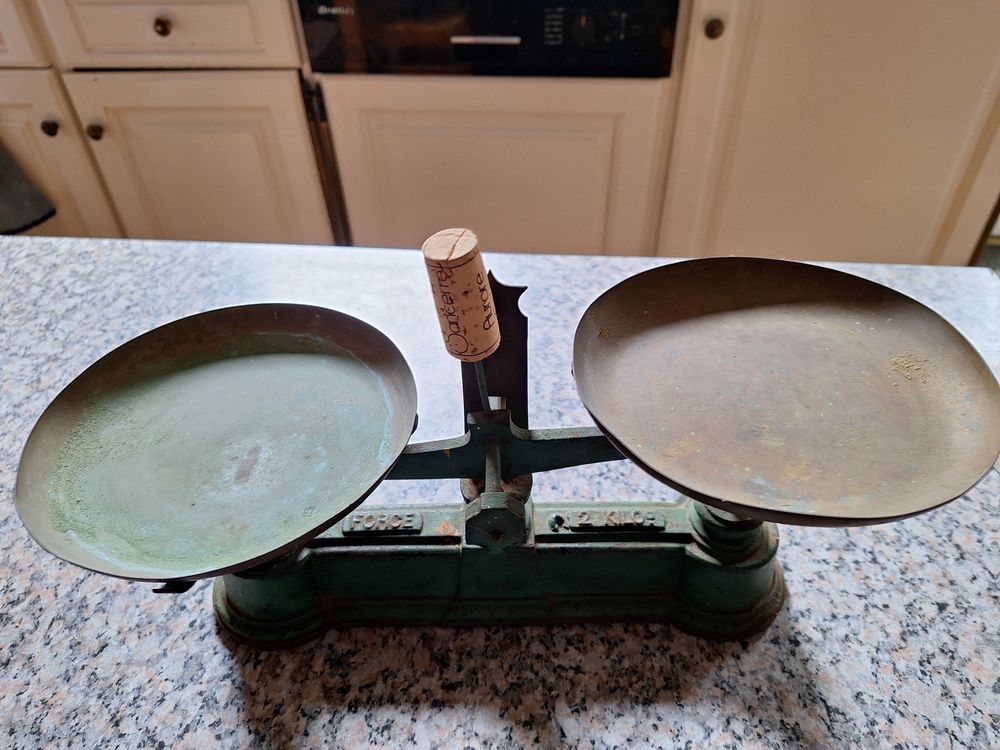 Balance petite taille avec un lot de poids 