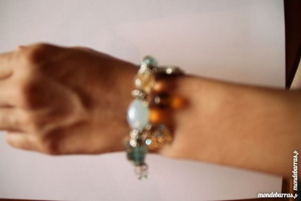 Bracelet &agrave; breloques (28B) Bijoux et montres
