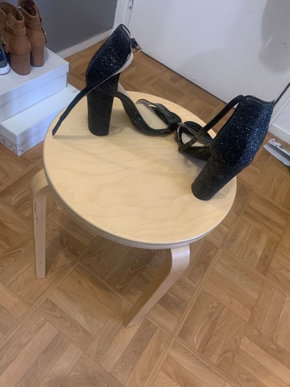 deux paires de chaussures &agrave; talons Chaussures