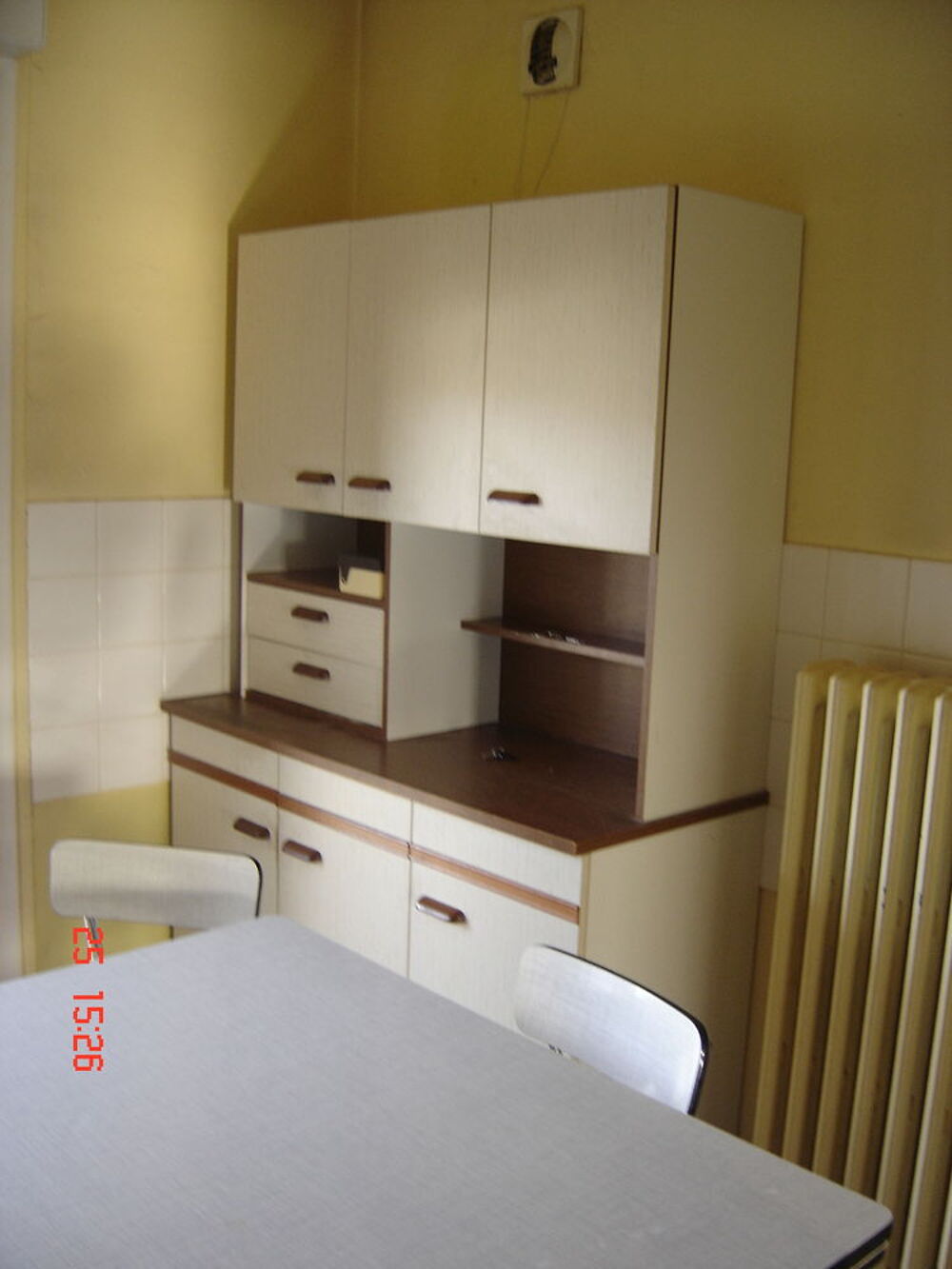MEUBLE DE CUISINE AVEC TABLE ET CHAISE Meubles
