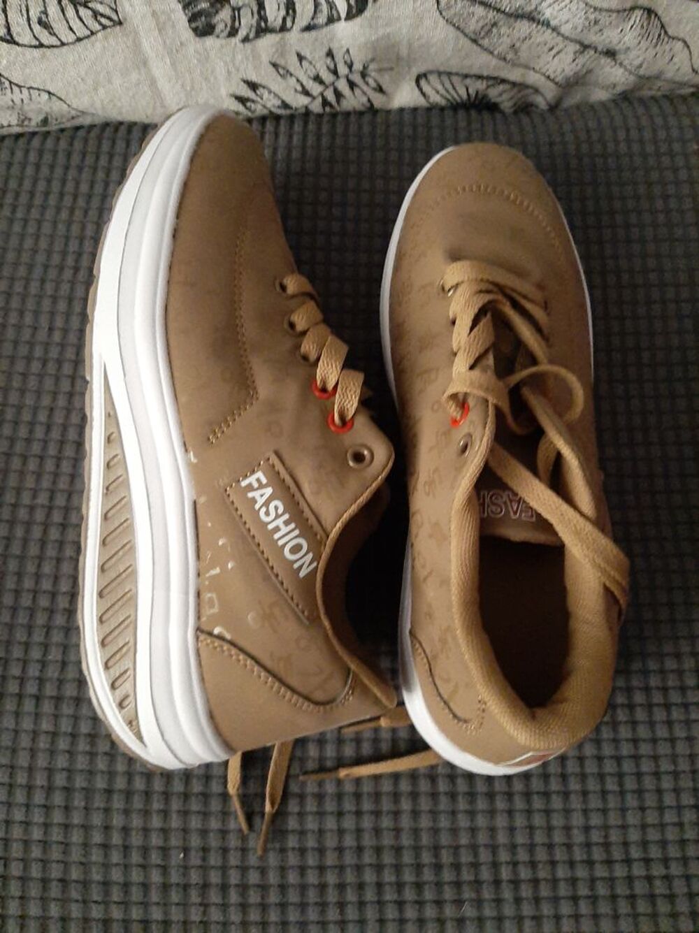 lot de baskets style divers
taille 39 
neuves jamais mises 
Chaussures