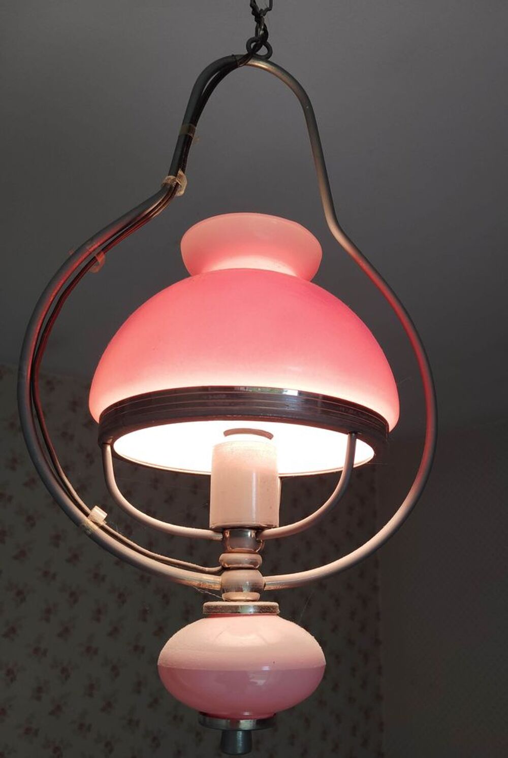 &eacute;clairage plafonnier &agrave; 1 point lumineux. coloris rose. Décoration