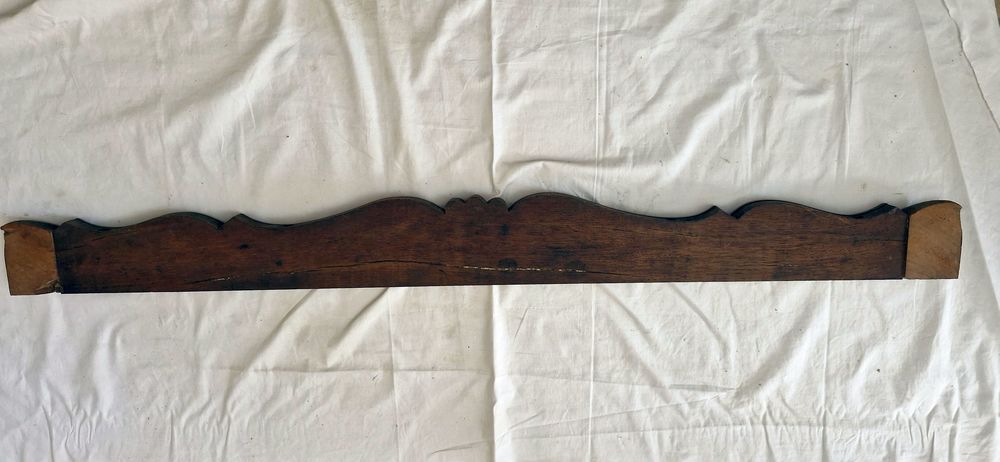 Ancien fronton sculpt&eacute; en bois ch&egrave;ne
Longueur 130cm
Décoration